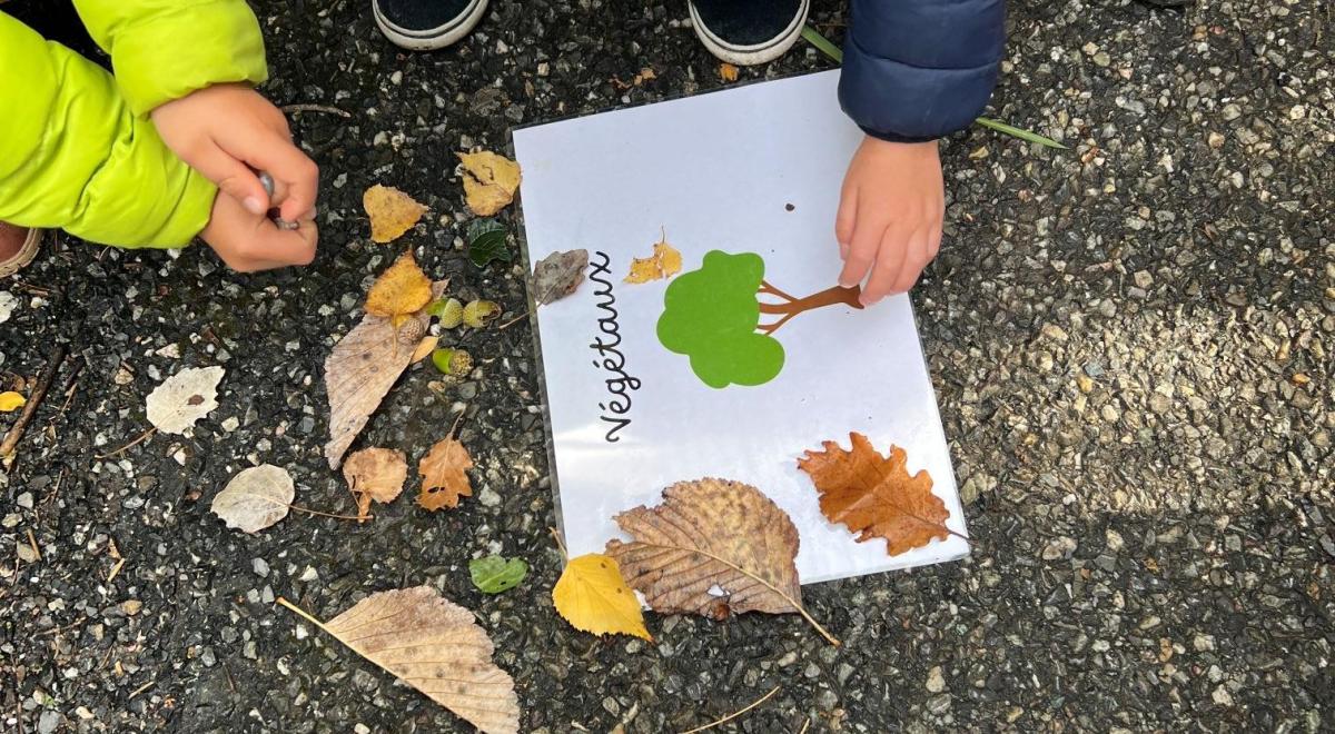 Les p'tits explorateurs à la Fontaine Pétrifiante_Réotier - Fontaine pétrifiante explorateurs