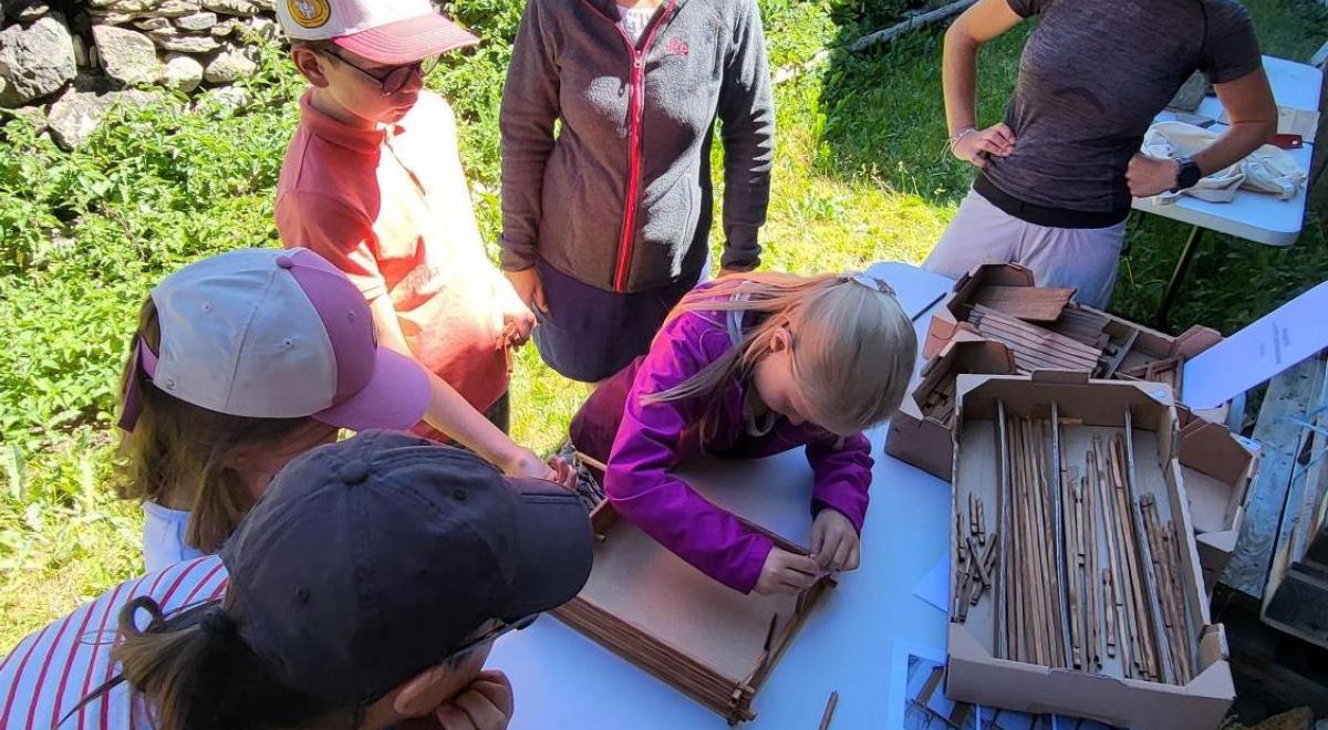 Les p'tits explorateurs et les esprits domestiques_Molines-en-Queyras - Maisons traditionnelles Molines en Queyras