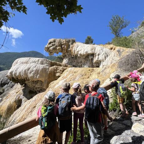Les petits explorateurs à la Fontaine Pétrifiante_Réotier - Les petits explorateurs à la Fontaine Pétrifiante_Réotier