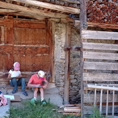 Les petits explorateurs et les maisons fustes_Molines-en-Queyras