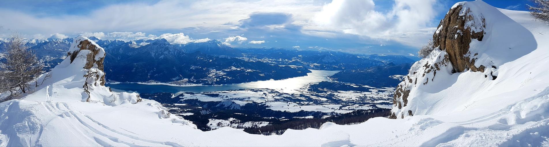 Photo du lac de Serre-Ponçon en hiver prise depuis Réallon