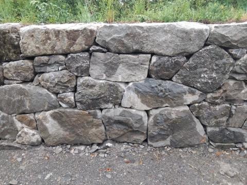 Appareillage à pierre sèche. Les murs de pierres sèches constituent des petits biotopes très intéressants pour la faune et la flore