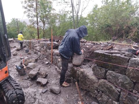 Phase chantier 10 artisans muraillers expérimentés ont participé au chantier